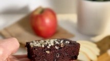 Imagen de Mini brownie con manzana, sin harinas y en microondas