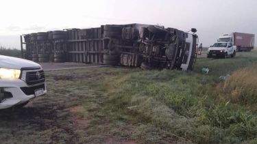 Volcó un camión sobre Ruta 5. Foto: Gentileza  Bragado informa. 