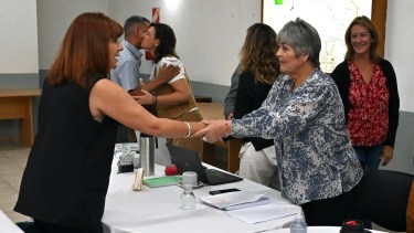 Saludo inicial de la ministra Patricia Campos y la secretaria de Unter, Silvana Inostroza. Foto: Marcelo Ochoa.