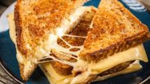 Imagen de Sándwich de cuatro quesos y pan de ajo en la freidora de aire: facilísimo y super rico