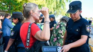 Fiesta de la Confluencia 2025 en Neuquén: ¿repelente sí? Los elementos prohibidos que más quitaron