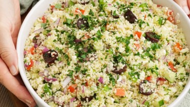 Lo pedís, lo tenés: ensalada de cous cous mediterránea en pocos minutos