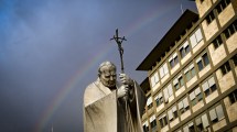 Imagen de El papa Francisco, aquejado de neumonía, pasó una «noche tranquila»