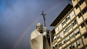 El papa Francisco, aquejado de neumonía, pasó una «noche tranquila»