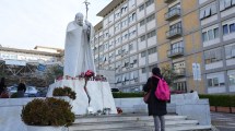 Imagen de El papa Francisco, hospitalizado, «pasó una noche tranquila y se levantó»
