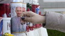 Imagen de El papa Francisco pasó la noche con mascarilla de oxígeno y lucha contra la neumonía: su estado de salud