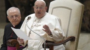 El papa Francisco fue hospitalizado para pruebas médicas y para tratar una bronquitis, dice el Vaticano