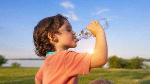 Verano 2025: consejos súper prácticos para prevenir golpes de calor en niños