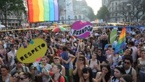 Marcha en defensa de los derechos: Neuquén y Río Negro empiezan a colmar las plazas y calles