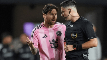 Lionel Messi recibió una multa económica por conducta inapropiada.
