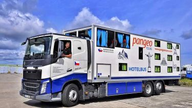 Cómo es el «hotelbus checo», un verdadero hotel rodante que recorre la Patagonia