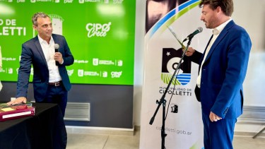 Rodrigo Buteler y Julio Dijkstra durante la toma de juramento.