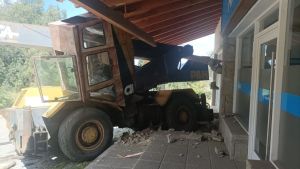 Una grúa chocó contra una oficina de Anses en Villa La Angostura: se quedó sin frenos y pasó de largo