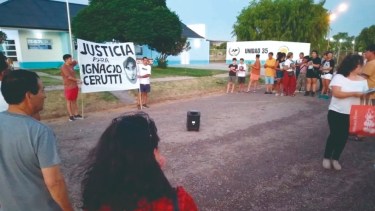 La manifestación para exigir justicia por Nacho Cerutti se hizo frente a la comisaría 35 de Villa Regina. (gentileza La Comuna) 