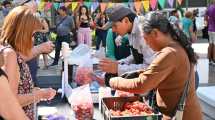Imagen de La Feria de fruta fina en Neuquén fue todo un éxito: se quedaron sin y fueron a buscar más
