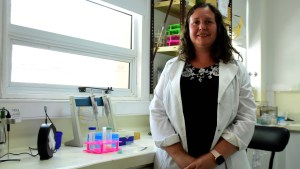 Natalia Guiñazu: la científica de Neuquén que investiga cómo los microplásticos afectan la salud