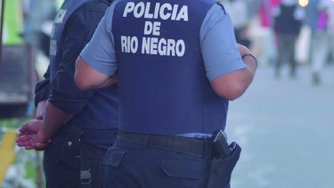 El año pasado, la Legislatura aprobó el pago para los uniformados en actividad. Los retirados ya entonces pedían ser incluidos. Foto Archivo