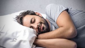 Las claves para mejorar el sueño y hacerlo un hábito: «no es lo mismo que dormir de noche»