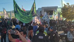 Multarán a Petroleros y Uocra por la pirotecnia en la Legislatura de Neuquén: «Esta práctica hay que desterrarla»