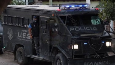 El ataque con una bomba molotov en Neuquén  motivó allanamientos que dieron con droga y armas