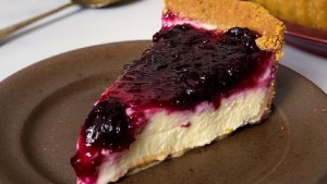 Esta receta la rompe: tarta de yogur y arándanos