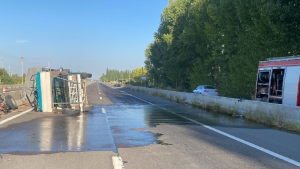 Hacían una mudanza de Neuquén a San Antonio Oeste y volcaron en la Ruta 22: el estado de los heridos