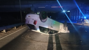 Un joven hospitalizado tras un vuelco en Ruta 7: esquivó a un auto durante un adelantamiento