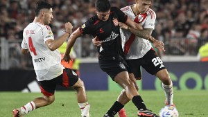 River perdió en el Monumental con Estudiantes, que le sacó el invicto y lo dejó sin la punta de su zona