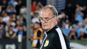 Escándalo en Uruguay: Marcelo Bielsa desafectó a cuatro jugadores y crece la interna