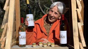 Gretel elabora el vodka, siguiendo paso a paso la receta de Nikita. Foto: gentileza