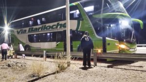 Corte de la Ruta 237: un colectivo desviado desde Bariloche terminó varado en la Línea Sur
