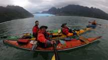 Imagen de Cinco barilochenses navegaron 200 kilómetros en kayak para recorrer un glaciar en la Patagonia Chilena