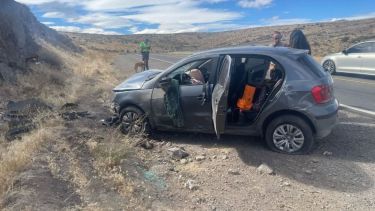 Ruta 237: perdió el control, volcó y chocó contra la montaña en Piedra del Águila