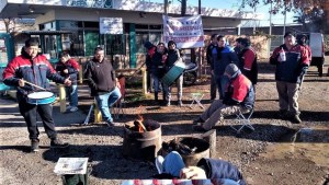 Protesta de papeleros en la Ruta 151: con una volanteada en Cipolletti, piden mejoras laborales