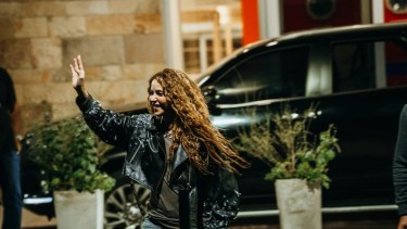 Shakira ya está en Argentina: llegó en un vuelo privado y saludó a sus fans en el aeropuerto