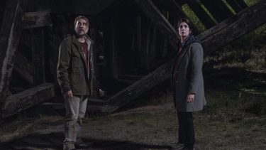 Alberto Ammann y Soledad Villamil en una escena de Atrapados. (Foto: Berna Rode / Netflix ©2025)