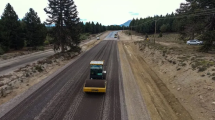 Imagen de Asfalto en una ruta que conecta con un cruce a Chile y con uno de los destinos más pintorescos de Neuquén