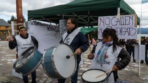 Soyem Bariloche protesta con una carpa por la quita de licencias gremiales que aplicó Cortés