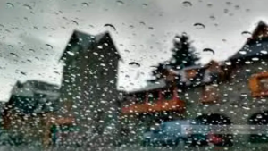 Alerta por vientos fuertes en Neuquén y Río Negro este domingo: ¿llega la lluvia a la zona de los incendios?