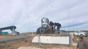 «Perdón»: qué dijeron los trabajadores viales, tras la destrucción del monumento a Osvaldo Bayer en Santa Cruz