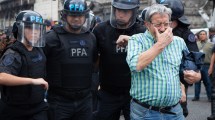 Imagen de Marcha de jubilados: fotógrafo herido gravemente por represión de la policía en el Congreso
