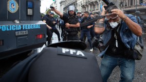Culpan al Gobierno por el fotógrafo herido en la represión del Congreso: «Quieren que el periodista tenga miedo»