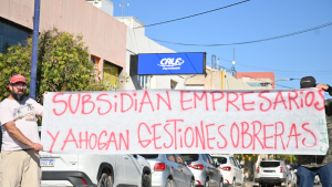 Video | Cerámica Neuquén exigió a CALF una tarifa diferenciada con un corte de calle en el bajo de Neuquén