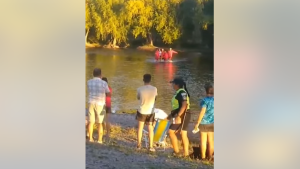 Video | Guardavidas rescataron a una mujer en el río Limay en Neuquén: fue derivada al hospital Castro Rendón