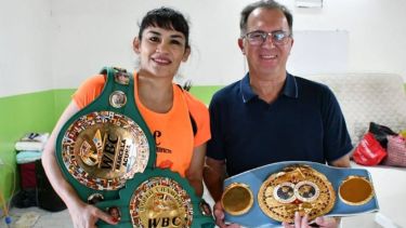 La boxeadora, excampeona del mundo, junto al intendente Luis Bertolini. (Municipalidad de Plottier)