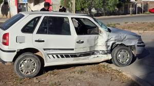 Sin licencia de conducir, chocó contra un colectivo y quedó en medio de una avenida de Centenario