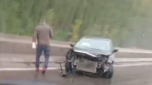 Fuerte choque en la Ruta 22, a la altura de Fernández Oro: perdió el control del auto en medio de la intensa lluvia
