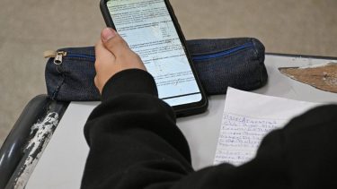 Educación avala que se regule el uso de celulares en las aulas de Neuquén: falta la opinión de ATEN
