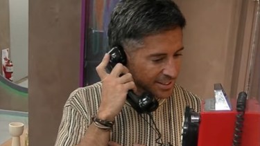 Devi atendió el teléfono rojo.