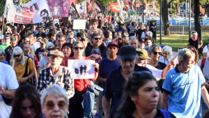 En 12 fotos | Así fue la marcha de jubilados en Neuquén y Río Negro en medio de los disturbios en el Congreso